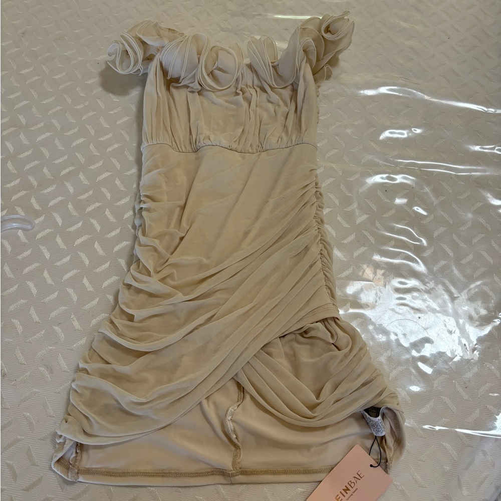 Cream Off-Shoulder Ruffle Bodycon Dress - Size Small - Picture 3 of 4